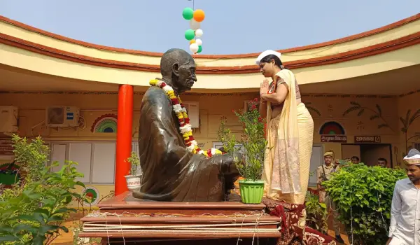 गांधी जयंती पर डीएम ईशा प्रिया ने चलाया चरखा, खिलाड़ियों को भी किया सम्मानित